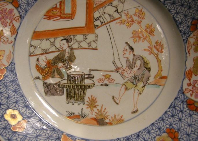 Dish porcelain showing the pressing of apples - Yongzheng period | MasterArt